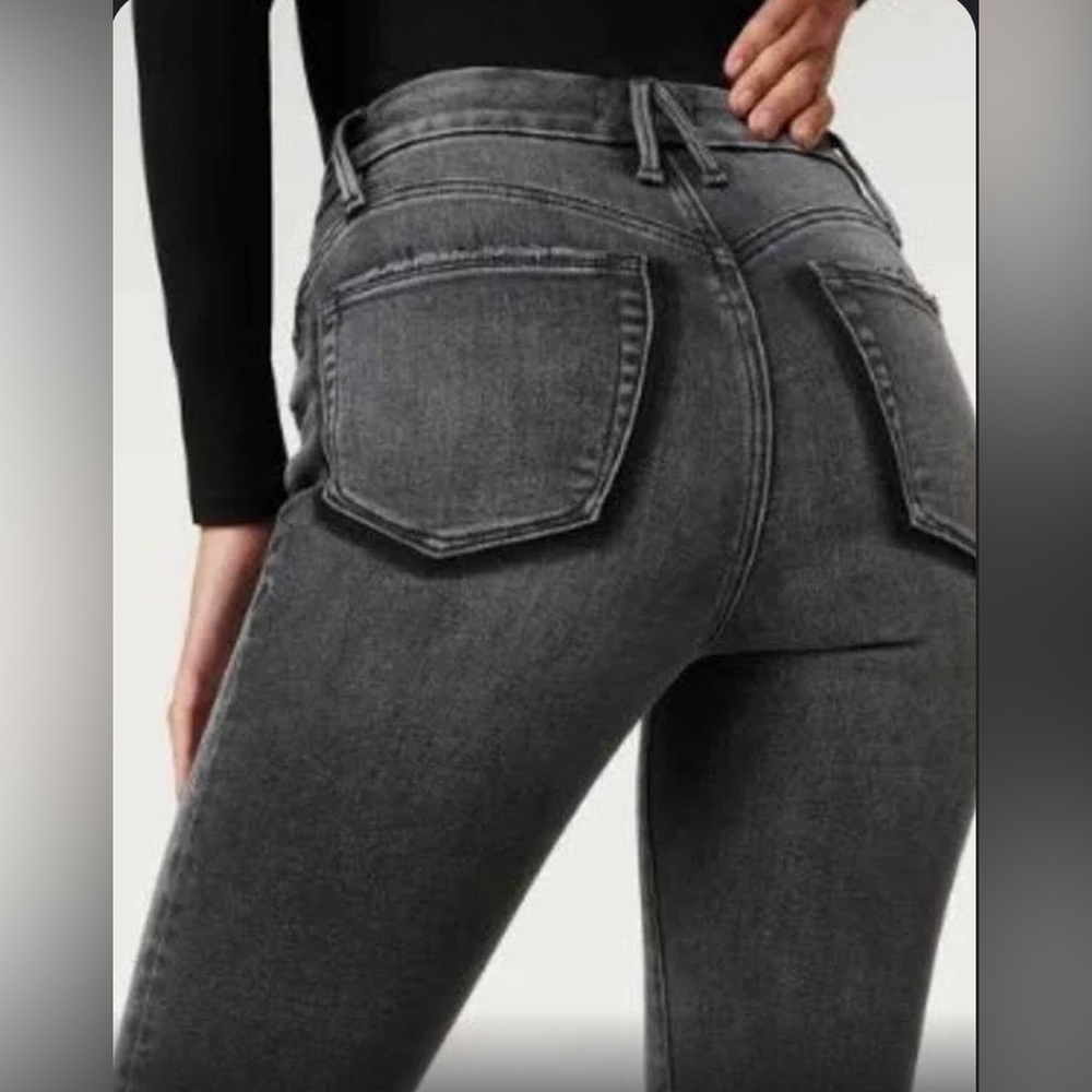 Good American Shadow Pockets Jeans in Gray High Rise Distressed. Size 0/25